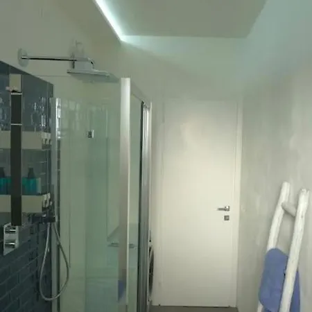 Uno Sguardo Sui Tetti Di *